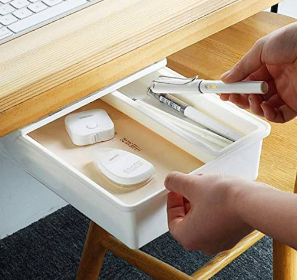 Meja kerja dengan laci tersembunyi untuk menjaga kebersihan dan ketertiban